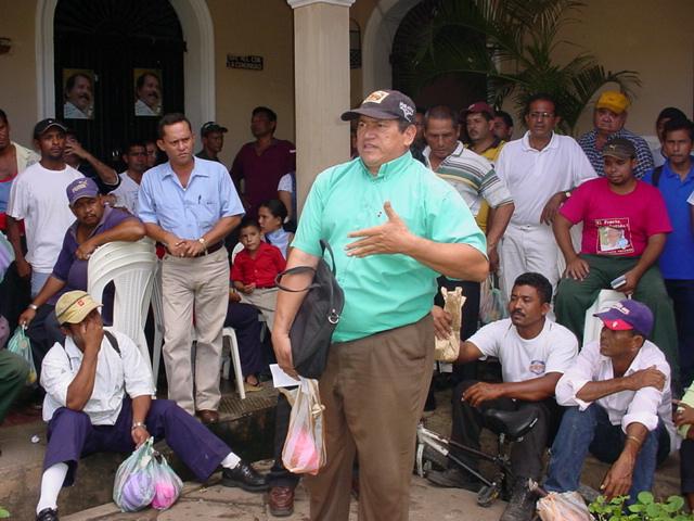 Oscar Moreira habla ante trabajadores municipales (archivo)